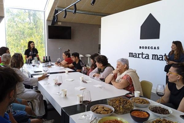 Cata de vinos en la bodega Marta Maté durante la visita organizada por Secanos Vivos, con degustación de productos locales y presentación del proyecto.