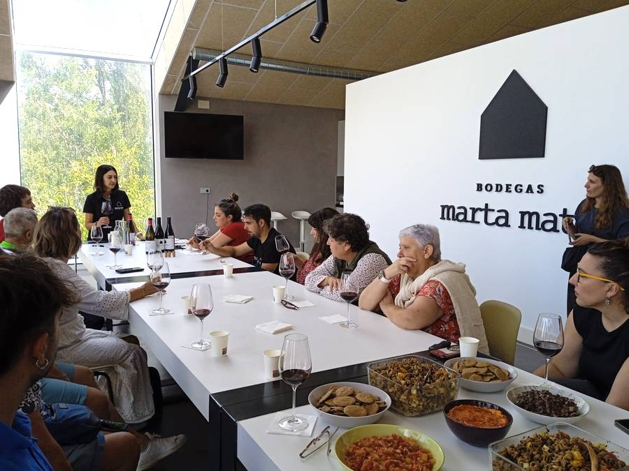 Cata de vinos en la bodega Marta Maté durante la visita organizada por Secanos Vivos, con degustación de productos locales y presentación del proyecto.
