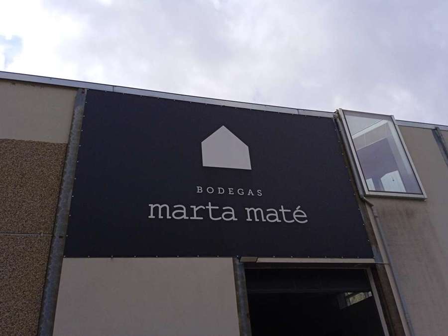 Cartel de entrada de la Bodega Marta Maté